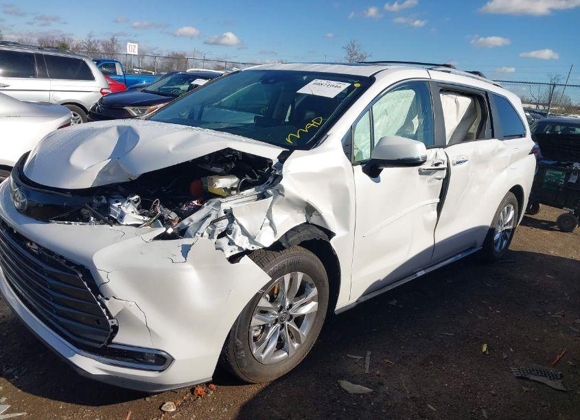 Photo 2 of 2024 Toyota Sienna LIMITED (VIN 5TDZSKFC0RS152806)