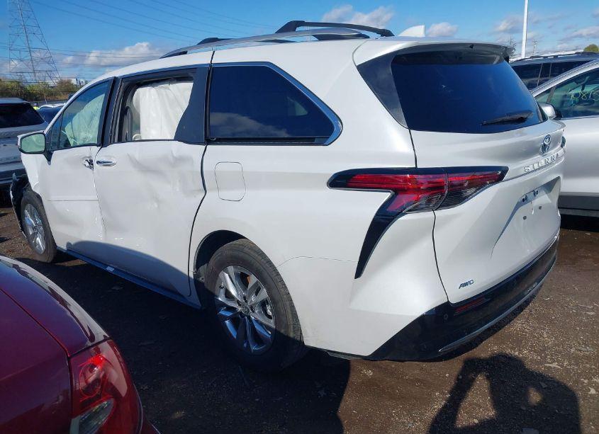 Photo 3 of 2024 Toyota Sienna LIMITED (VIN 5TDZSKFC0RS152806)