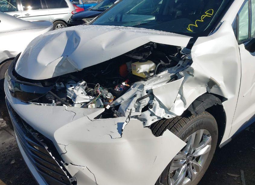 Photo 6 of 2024 Toyota Sienna LIMITED (VIN 5TDZSKFC0RS152806)