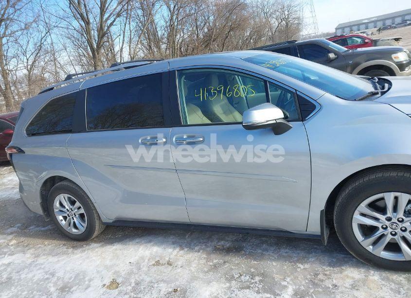 Photo 13 of 2023 Toyota Sienna LIMITED (VIN 5TDZSKFC2PS104317)