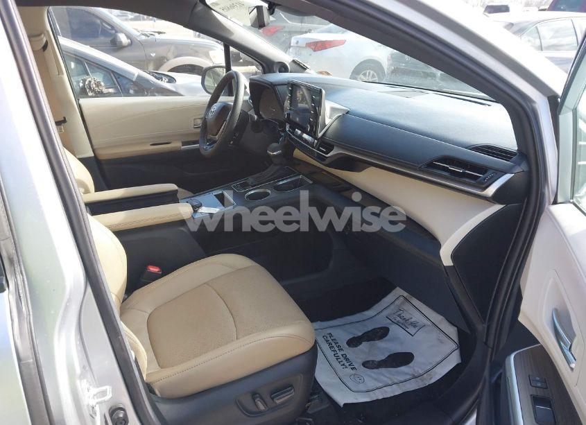 Photo 5 of 2023 Toyota Sienna LIMITED (VIN 5TDZSKFC2PS104317)