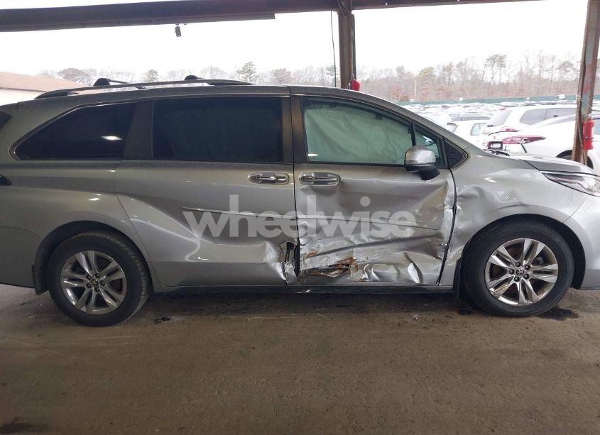 Photo 13 of 2022 Toyota Sienna LIMITED (VIN 5TDZSKFC4NS045056)