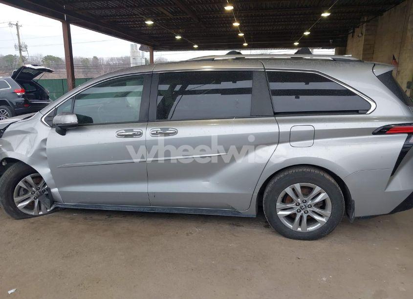 Photo 14 of 2022 Toyota Sienna LIMITED (VIN 5TDZSKFC4NS045056)