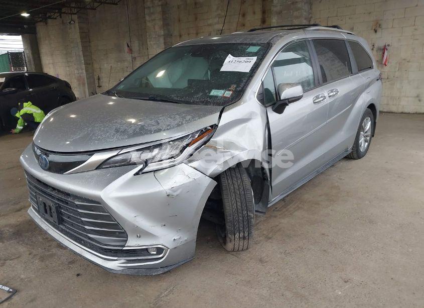 Photo 2 of 2022 Toyota Sienna LIMITED (VIN 5TDZSKFC4NS045056)