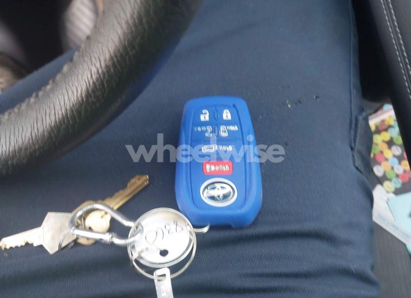 Photo 11 of 2023 Toyota Sienna LIMITED (VIN 5TDZSKFC8PS103575)