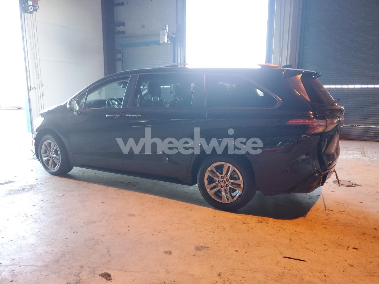 Photo 2 of 2022 TOYOTA SIENNA LIMITED (VIN 5TDZSKFCXNS072259)