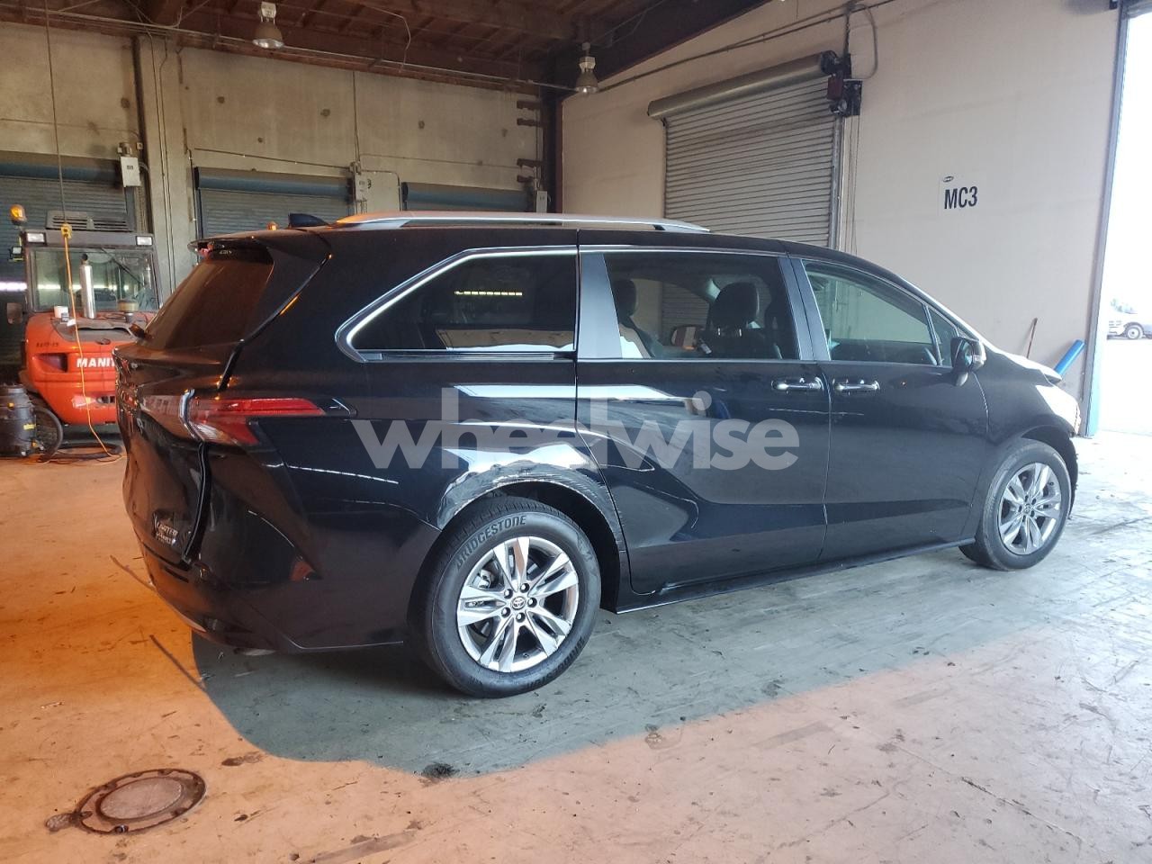 Photo 3 of 2022 TOYOTA SIENNA LIMITED (VIN 5TDZSKFCXNS072259)