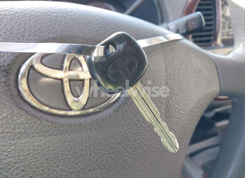 Photo 11 of 2004 Toyota Sequoia SR5 V8 (VIN 5TDZT34A04S207073)