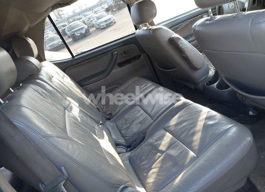 Photo 8 of 2004 Toyota Sequoia SR5 V8 (VIN 5TDZT34A04S207073)