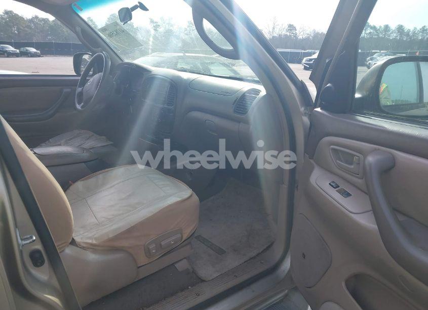 Photo 5 of 2004 Toyota Sequoia SR5 V8 (VIN 5TDZT34A04S211737)