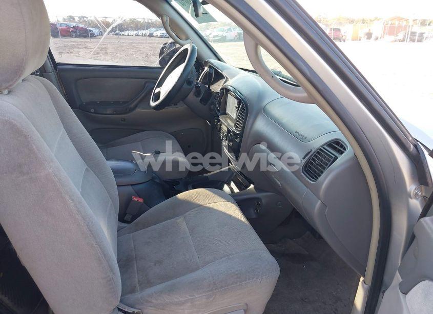 Photo 5 of 2004 Toyota Sequoia SR5 V8 (VIN 5TDZT34A04S221362)