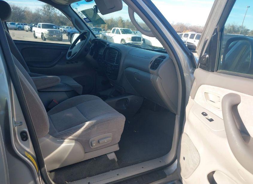 Photo 5 of 2004 Toyota Sequoia SR5 V8 (VIN 5TDZT34A04S233785)