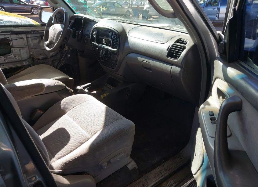 Photo 5 of 2004 Toyota Sequoia SR5 V8 (VIN 5TDZT34A14S231852)