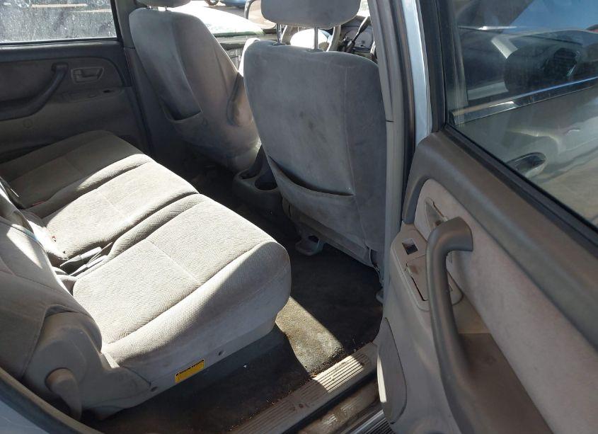 Photo 8 of 2004 Toyota Sequoia SR5 V8 (VIN 5TDZT34A14S231852)