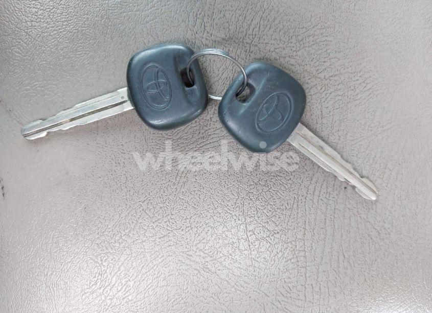 Photo 11 of 2004 Toyota Sequoia SR5 V8 (VIN 5TDZT34A14S236954)