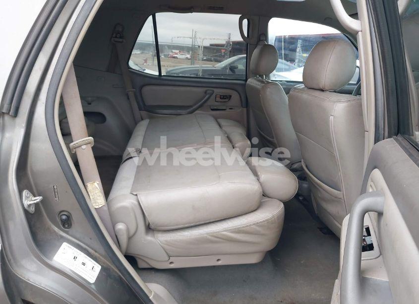 Photo 8 of 2005 Toyota Sequoia SR5 V8 (VIN 5TDZT34A15S258809)