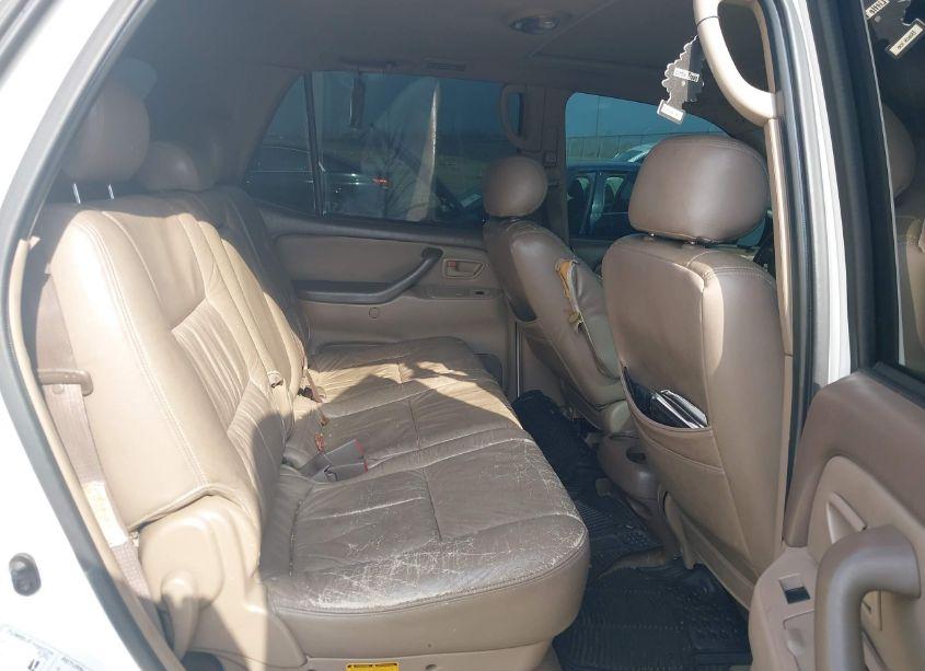 Photo 8 of 2004 Toyota Sequoia SR5 V8 (VIN 5TDZT34A24S210864)