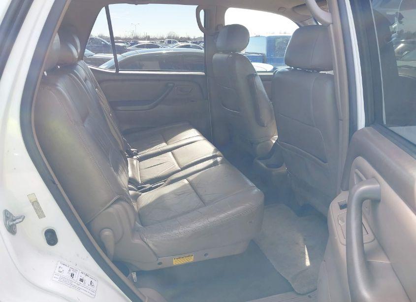 Photo 8 of 2004 Toyota Sequoia SR5 V8 (VIN 5TDZT34A24S230077)