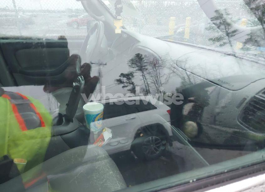 Photo 5 of 2005 Toyota Sequoia SR5 V8 (VIN 5TDZT34A25S247933)