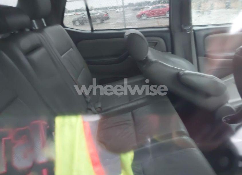 Photo 8 of 2005 Toyota Sequoia SR5 V8 (VIN 5TDZT34A25S247933)