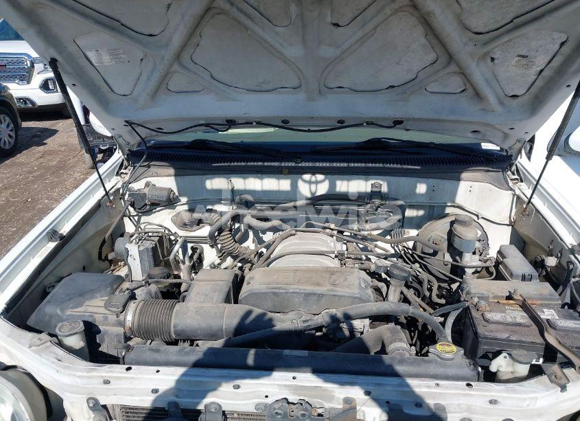 Photo 10 of 2002 Toyota Sequoia SR5 V8 (VIN 5TDZT34A32S087671)