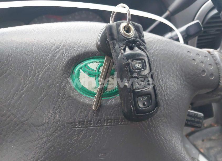 Photo 11 of 2002 Toyota Sequoia SR5 V8 (VIN 5TDZT34A32S134438)