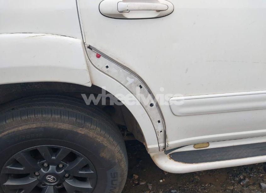 Photo 13 of 2002 Toyota Sequoia SR5 V8 (VIN 5TDZT34A32S134438)