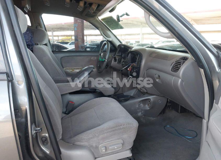 Photo 5 of 2003 Toyota Sequoia SR5 V8 (VIN 5TDZT34A33S183141)