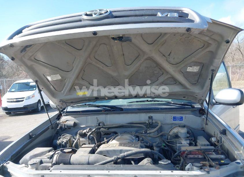 Photo 10 of 2004 Toyota Sequoia SR5 V8 (VIN 5TDZT34A34S210081)