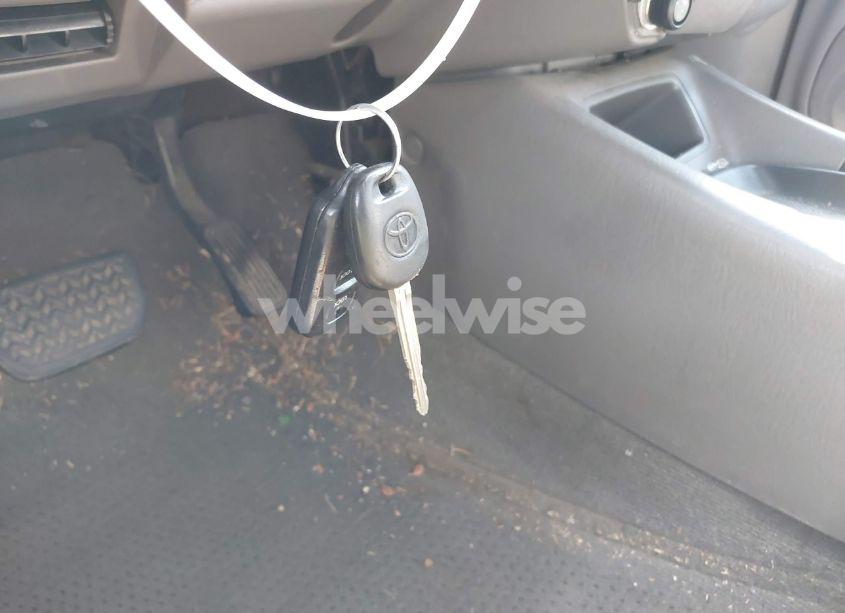 Photo 11 of 2004 Toyota Sequoia SR5 V8 (VIN 5TDZT34A34S210081)