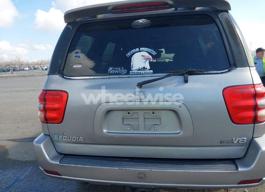 Photo 8 of 2004 Toyota Sequoia SR5 V8 (VIN 5TDZT34A34S210081)