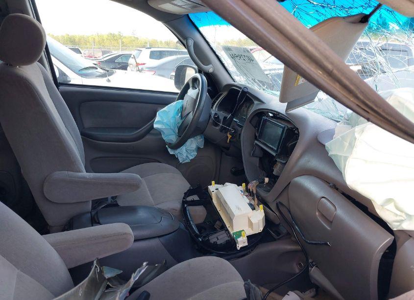 Photo 5 of 2004 Toyota Sequoia SR5 V8 (VIN 5TDZT34A34S215376)