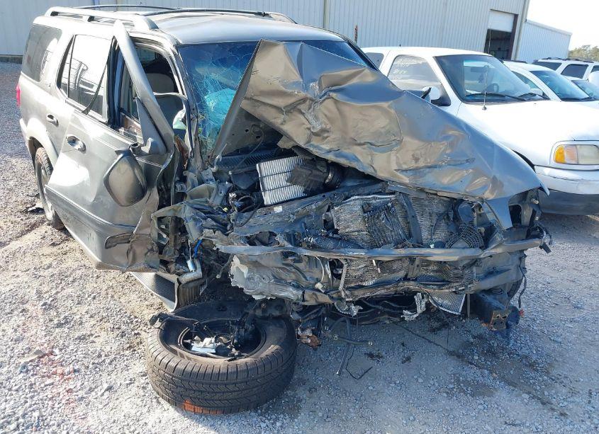 Photo 6 of 2004 Toyota Sequoia SR5 V8 (VIN 5TDZT34A34S215376)