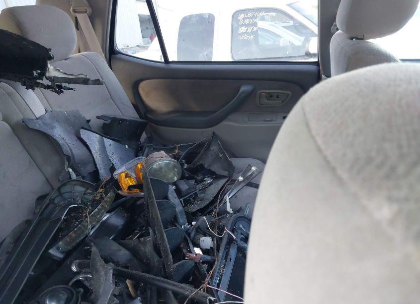 Photo 8 of 2004 Toyota Sequoia SR5 V8 (VIN 5TDZT34A34S215376)