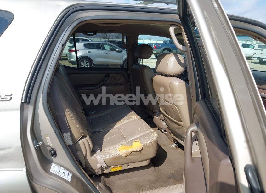 Photo 8 of 2004 Toyota Sequoia SR5 V8 (VIN 5TDZT34A34S219119)