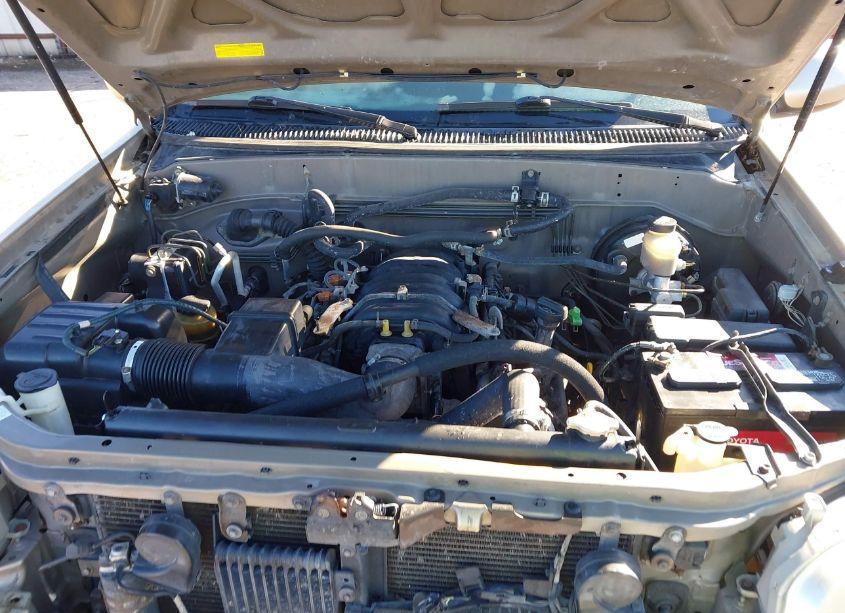 Photo 10 of 2005 Toyota Sequoia SR5 V8 (VIN 5TDZT34A35S246838)