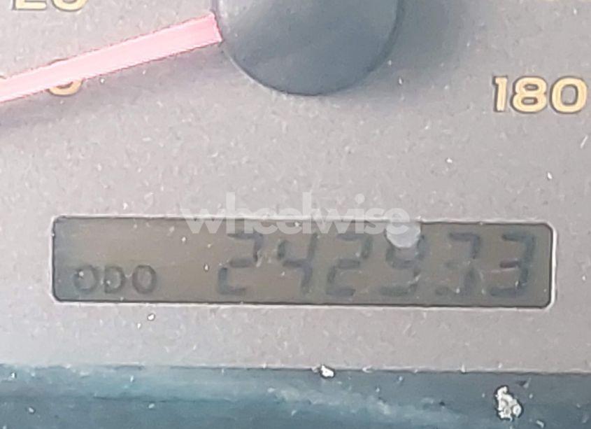 Photo 16 of 2001 Toyota Sequoia SR5 V8 (VIN 5TDZT34A41S019250)