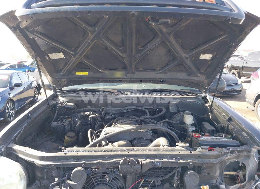 Photo 10 of 2002 Toyota Sequoia SR5 V8 (VIN 5TDZT34A42S114070)