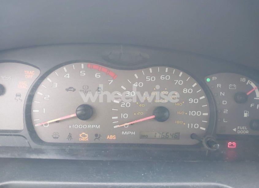 Photo 7 of 2002 Toyota Sequoia SR5 V8 (VIN 5TDZT34A42S128955)