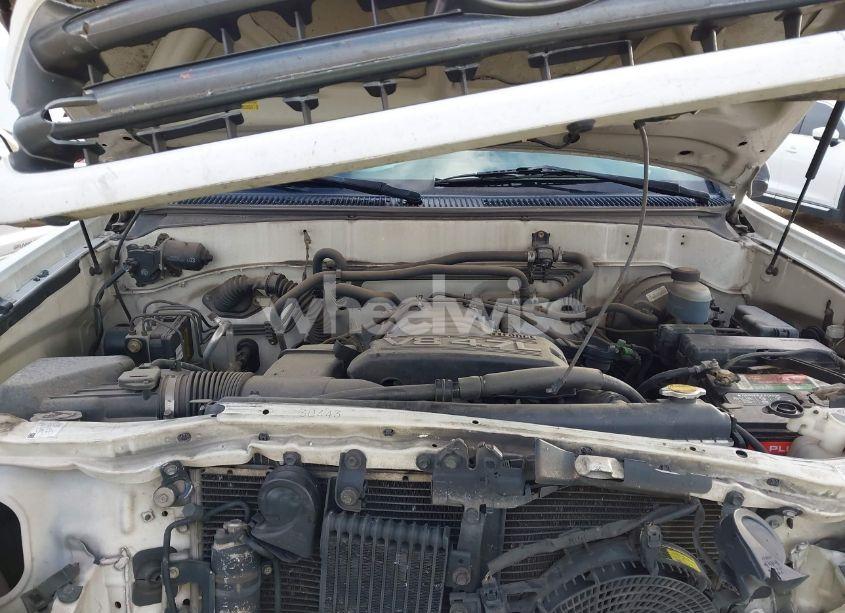 Photo 10 of 2004 Toyota Sequoia SR5 V8 (VIN 5TDZT34A44S209327)