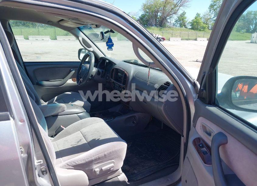 Photo 5 of 2004 Toyota Sequoia SR5 V8 (VIN 5TDZT34A44S209408)