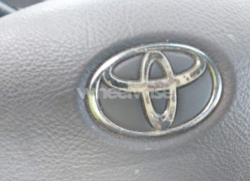 Photo 12 of 2004 Toyota Sequoia SR5 V8 (VIN 5TDZT34A44S221817)