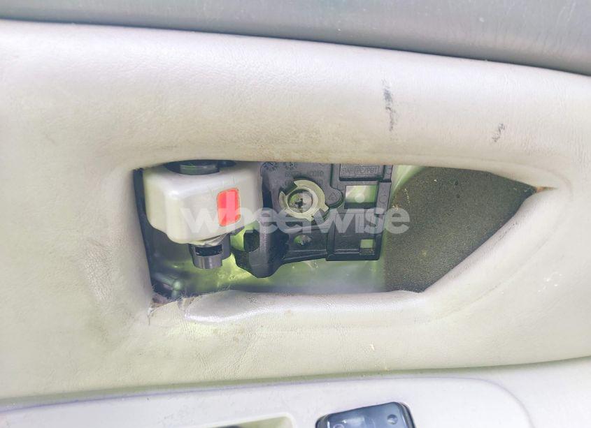 Photo 13 of 2004 Toyota Sequoia SR5 V8 (VIN 5TDZT34A44S221817)