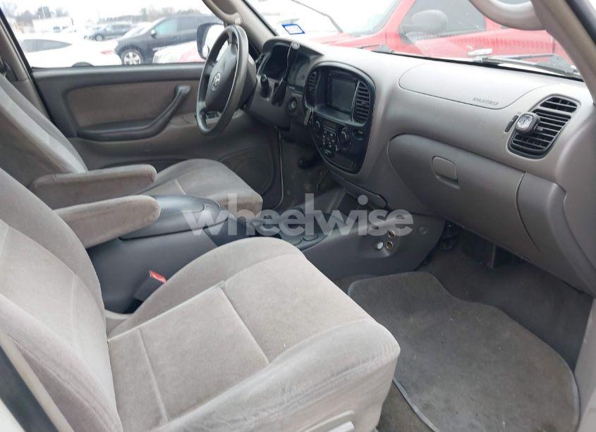 Photo 5 of 2004 Toyota Sequoia SR5 V8 (VIN 5TDZT34A44S234566)