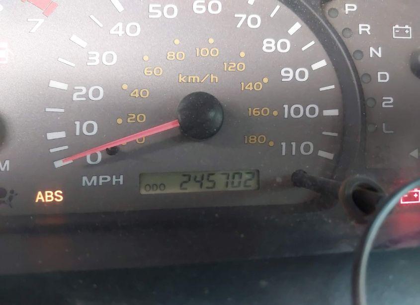 Photo 7 of 2002 Toyota Sequoia SR5 V8 (VIN 5TDZT34A52S093696)