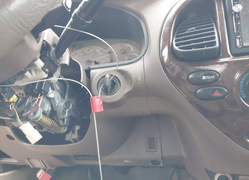 Photo 11 of 2002 Toyota Sequoia SR5 V8 (VIN 5TDZT34A52S108553)