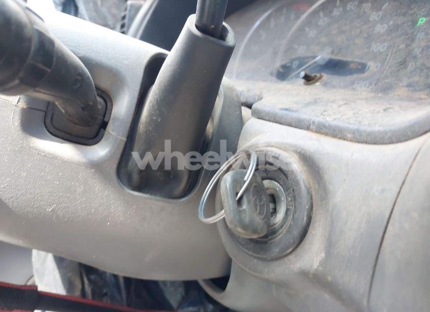 Photo 11 of 2005 Toyota Sequoia SR5 V8 (VIN 5TDZT34A55S246422)