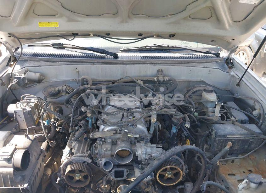 Photo 10 of 2002 Toyota Sequoia SR5 V8 (VIN 5TDZT34A62S063834)