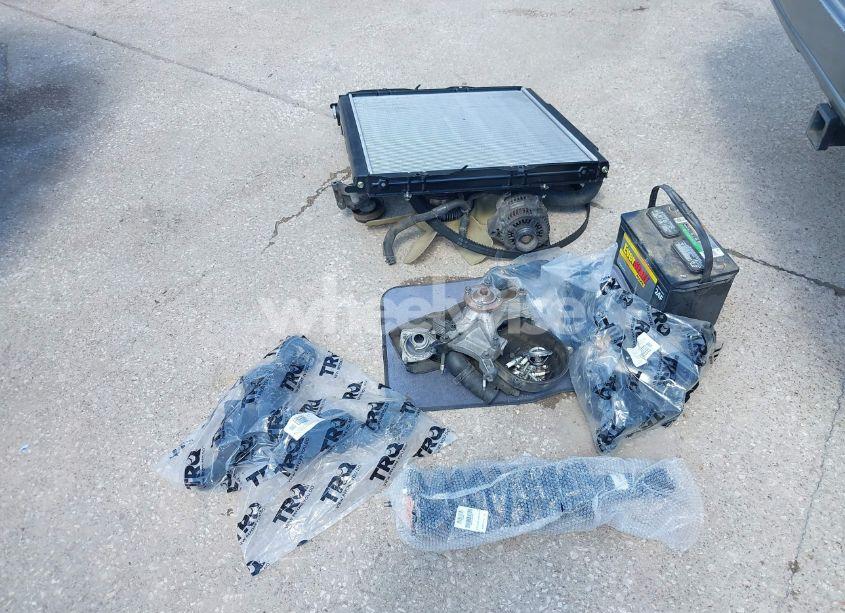 Photo 12 of 2002 Toyota Sequoia SR5 V8 (VIN 5TDZT34A62S063834)