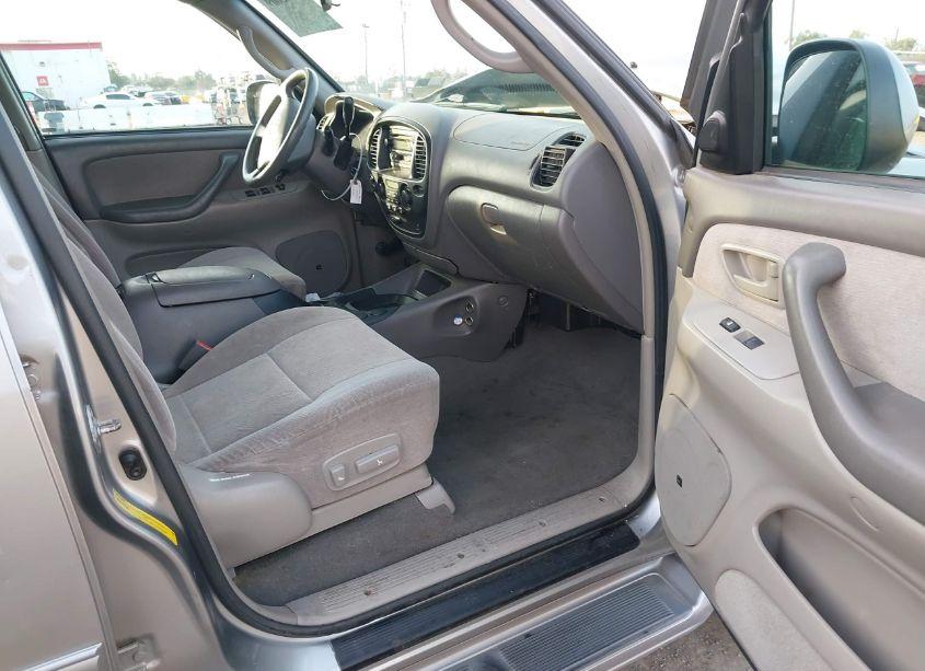 Photo 5 of 2004 Toyota Sequoia SR5 V8 (VIN 5TDZT34A64S214397)